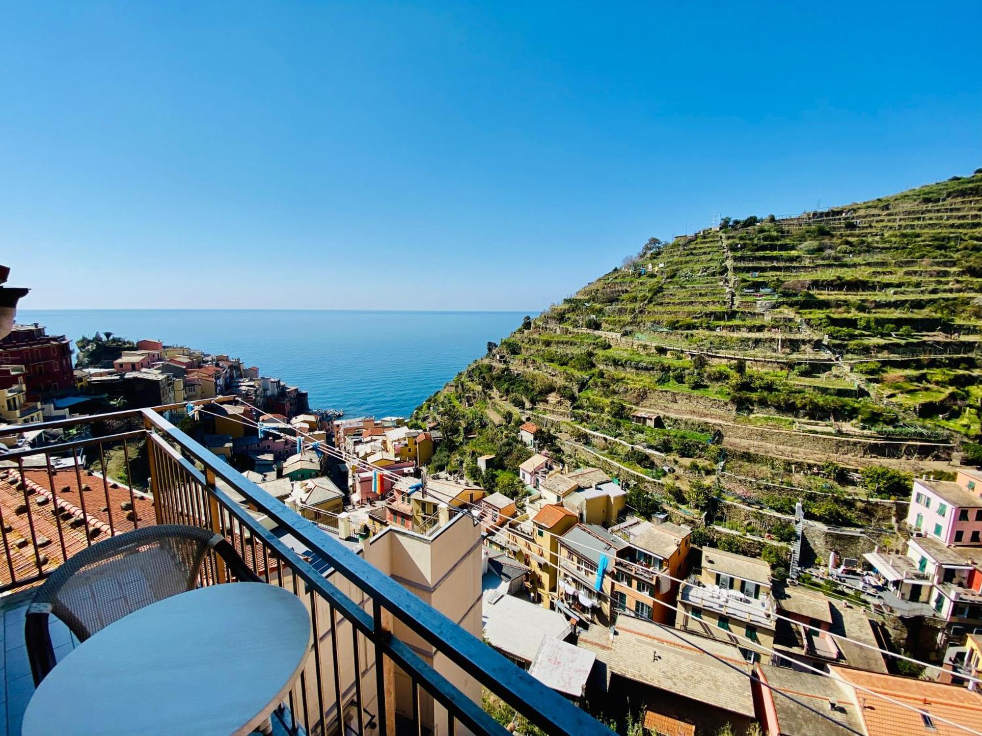 Отель The Manarola Main Plaza Экстерьер фото