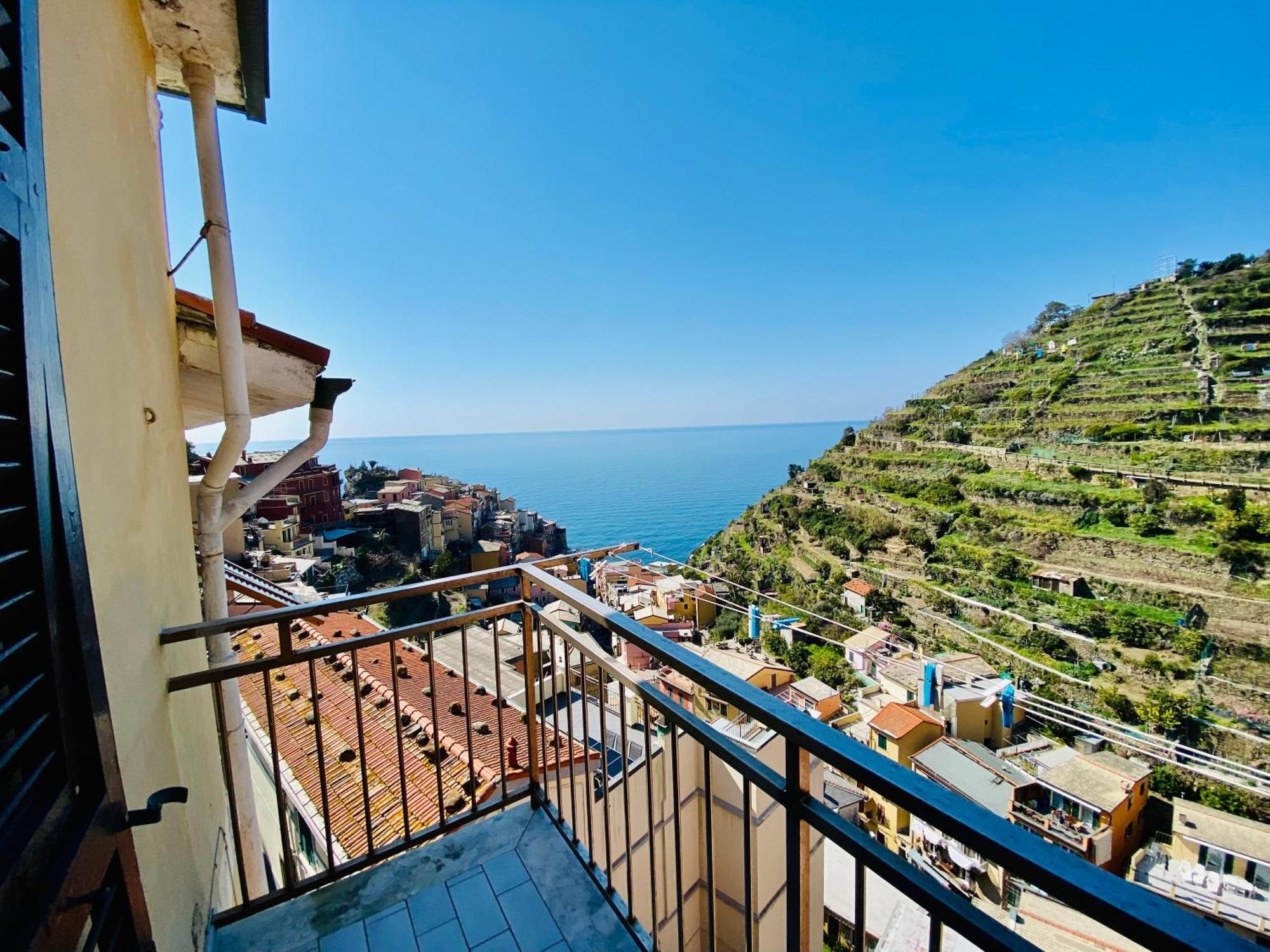 Отель The Manarola Main Plaza Экстерьер фото