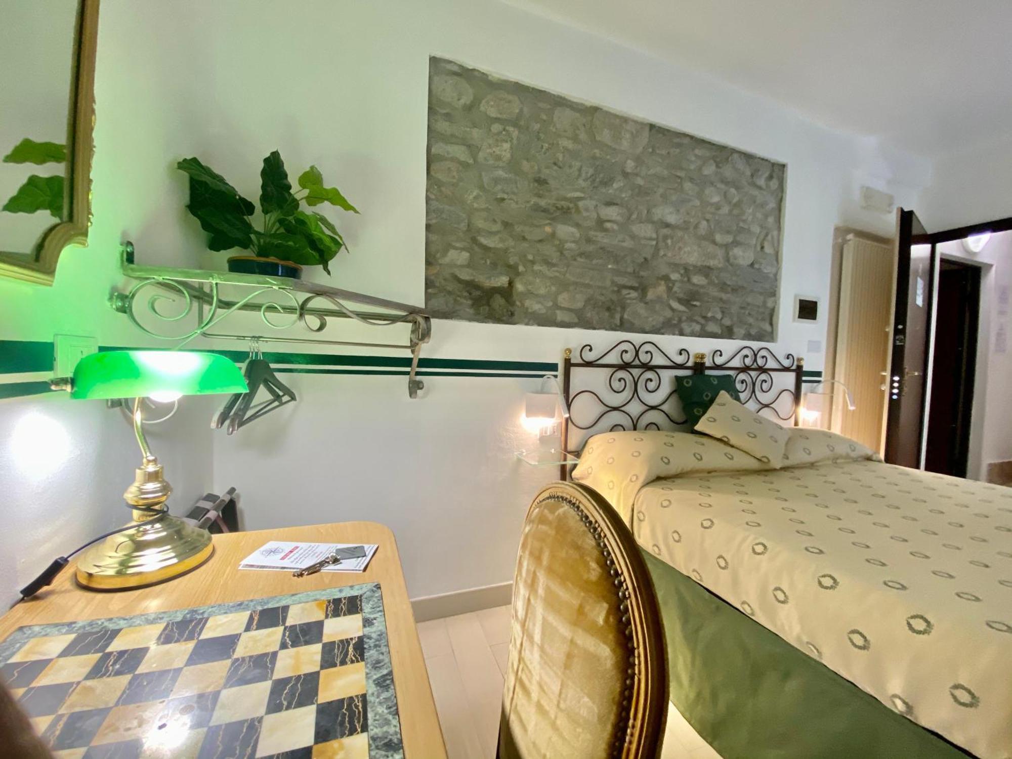 Отель The Manarola Main Plaza Экстерьер фото