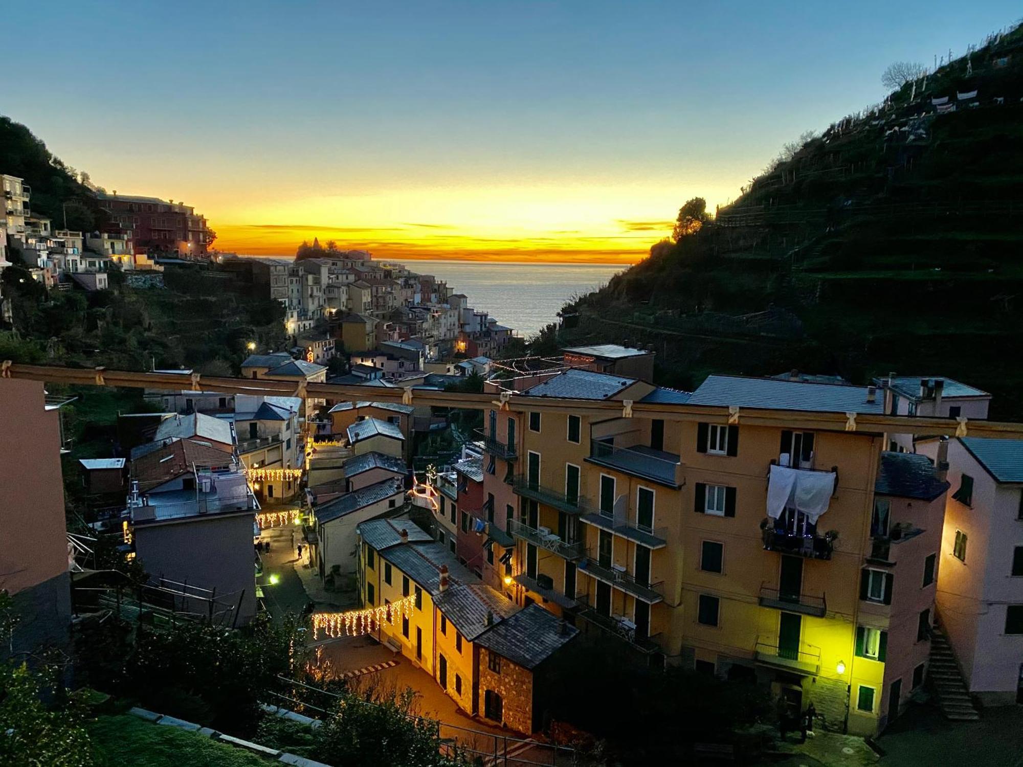 Отель The Manarola Main Plaza Экстерьер фото